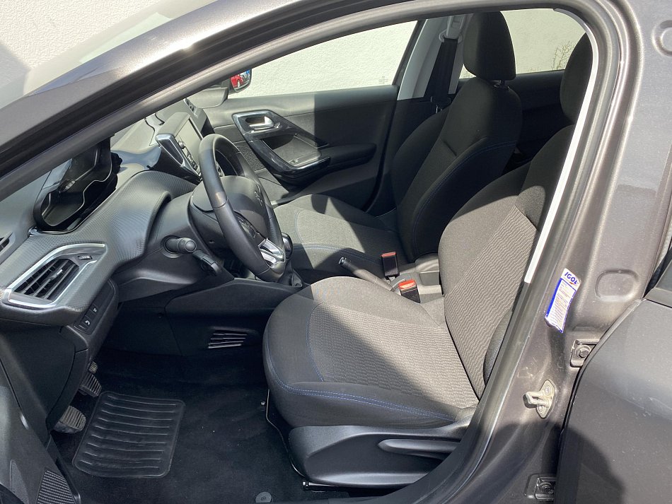 Peugeot 208 1.2 PT Signature