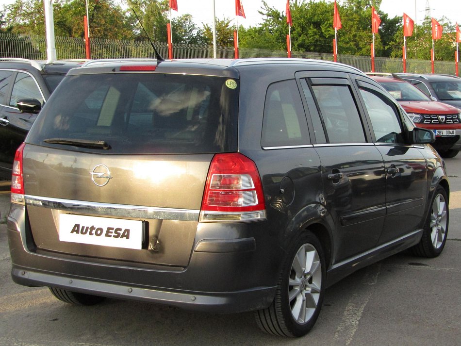 Opel Zafira 1.8 16 V  7 míst