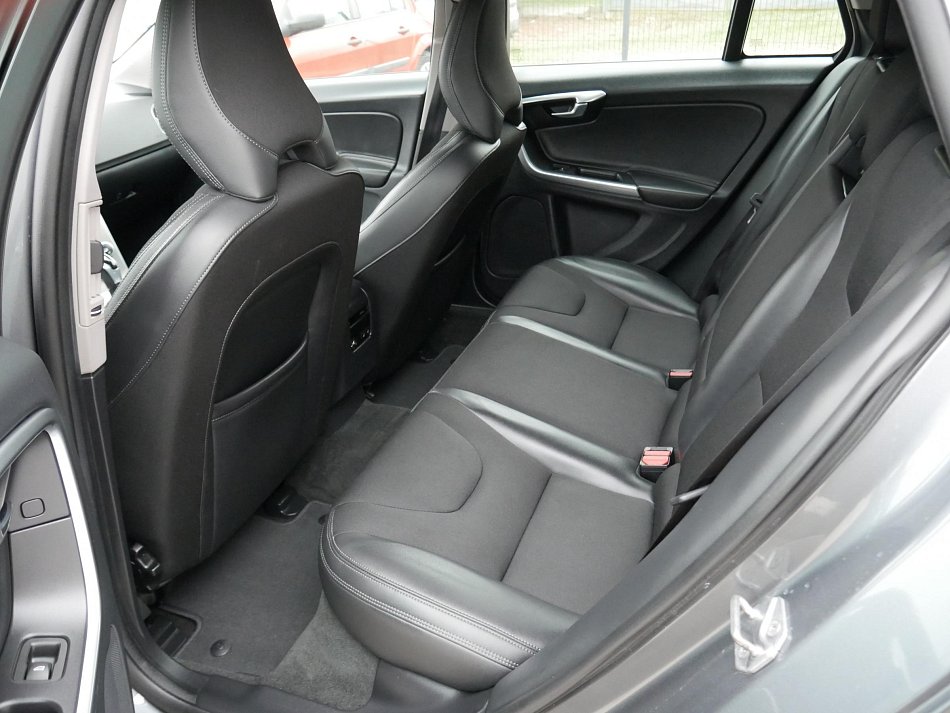 Volvo V60 2.4 D4  Cross Country