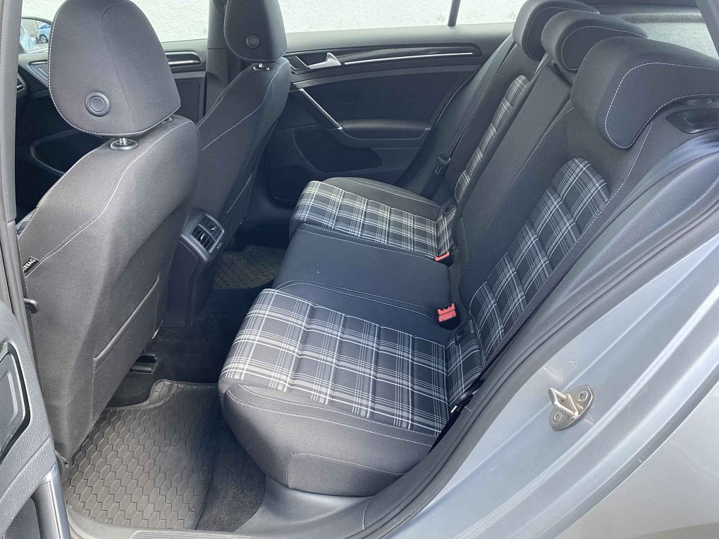 Volkswagen Golf 2.0 TDi  VII
