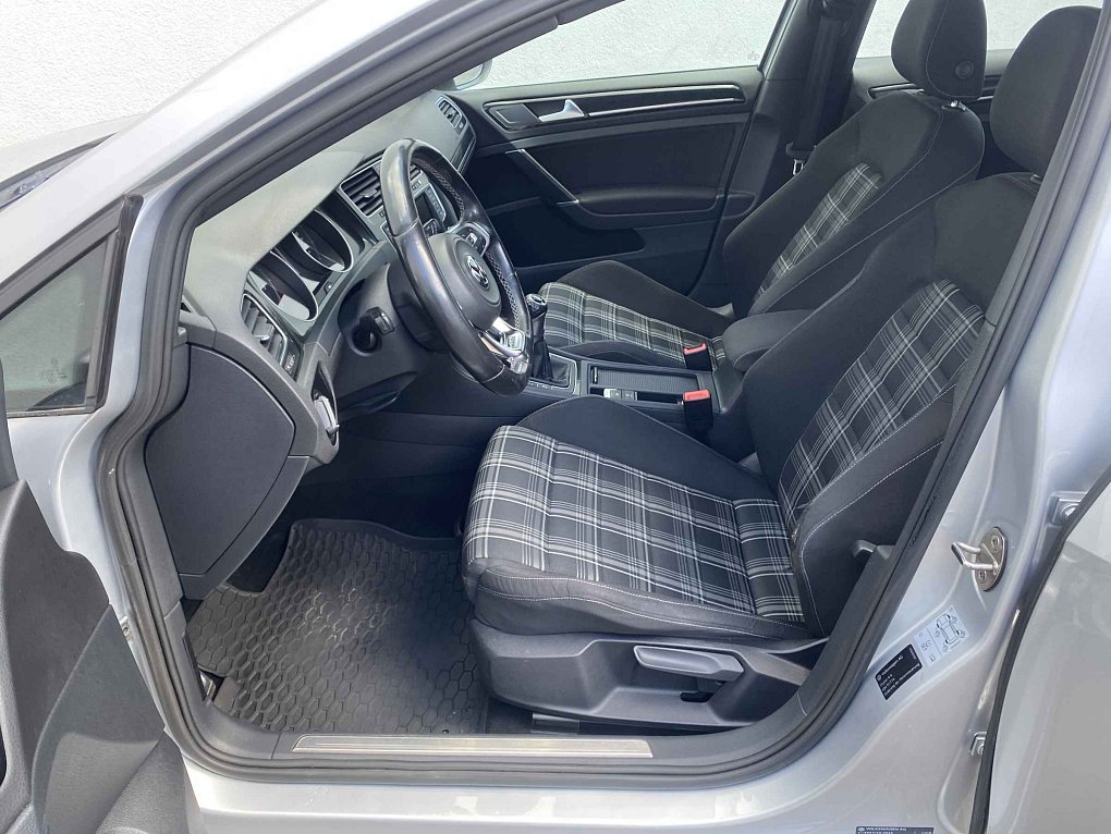 Volkswagen Golf 2.0 TDi  VII