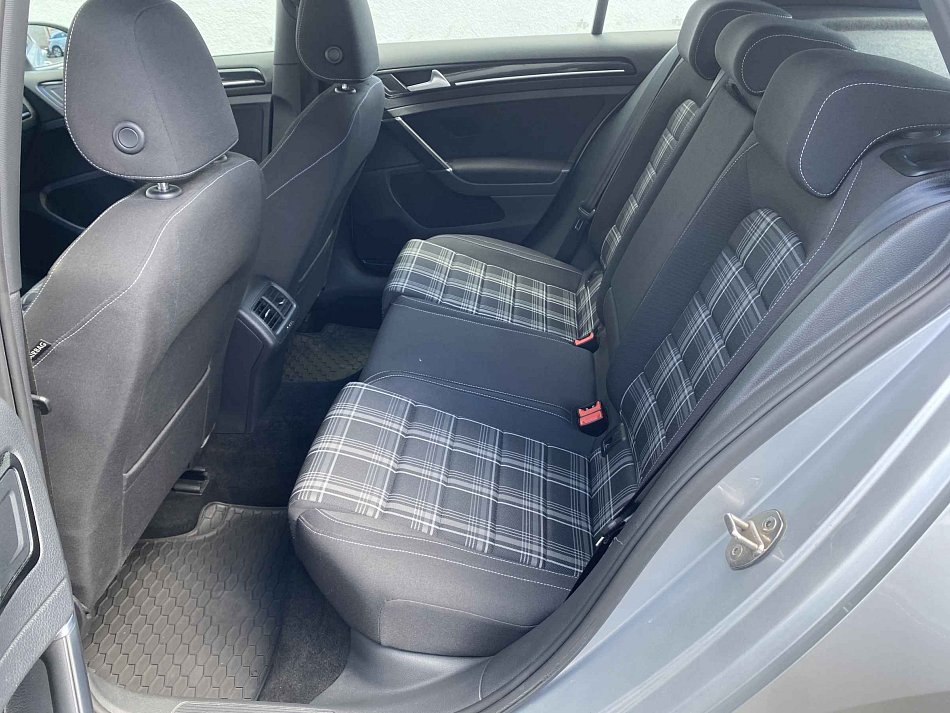Volkswagen Golf 2.0 TDi  VII