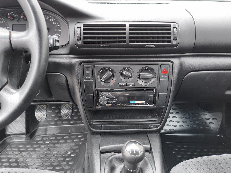 Volkswagen Passat 1.6 i 
