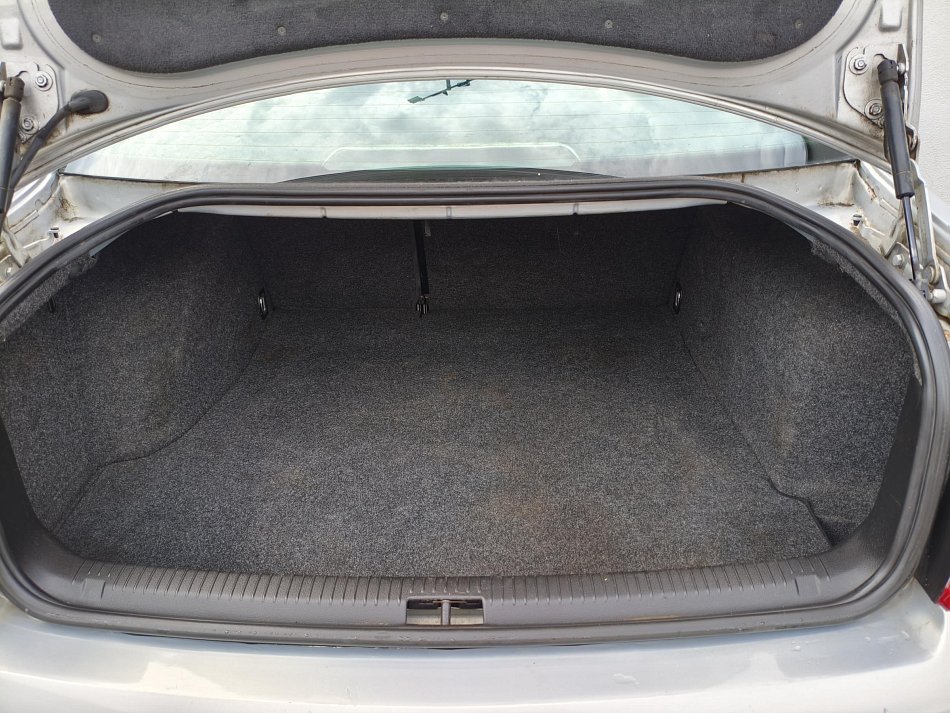 Volkswagen Passat 1.6 i 