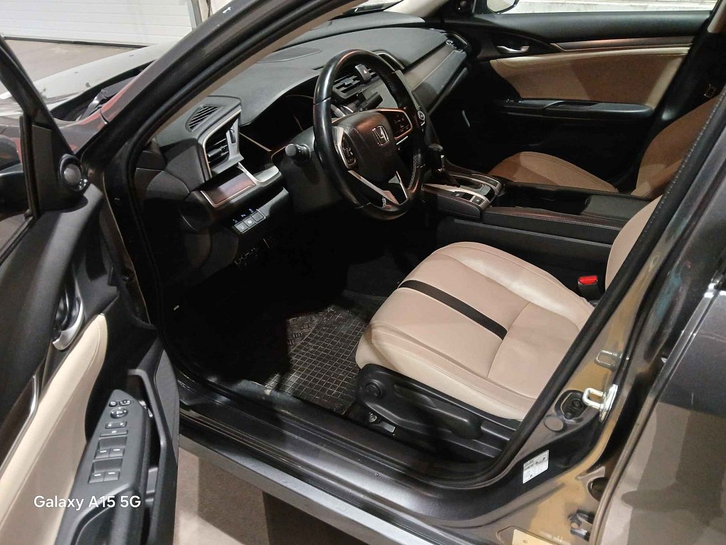Honda Civic 1.5. 