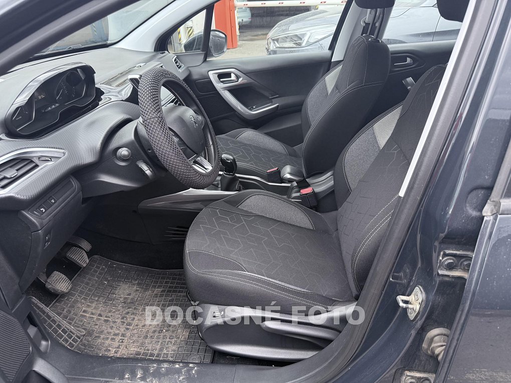 Peugeot 2008 1.2 i 
