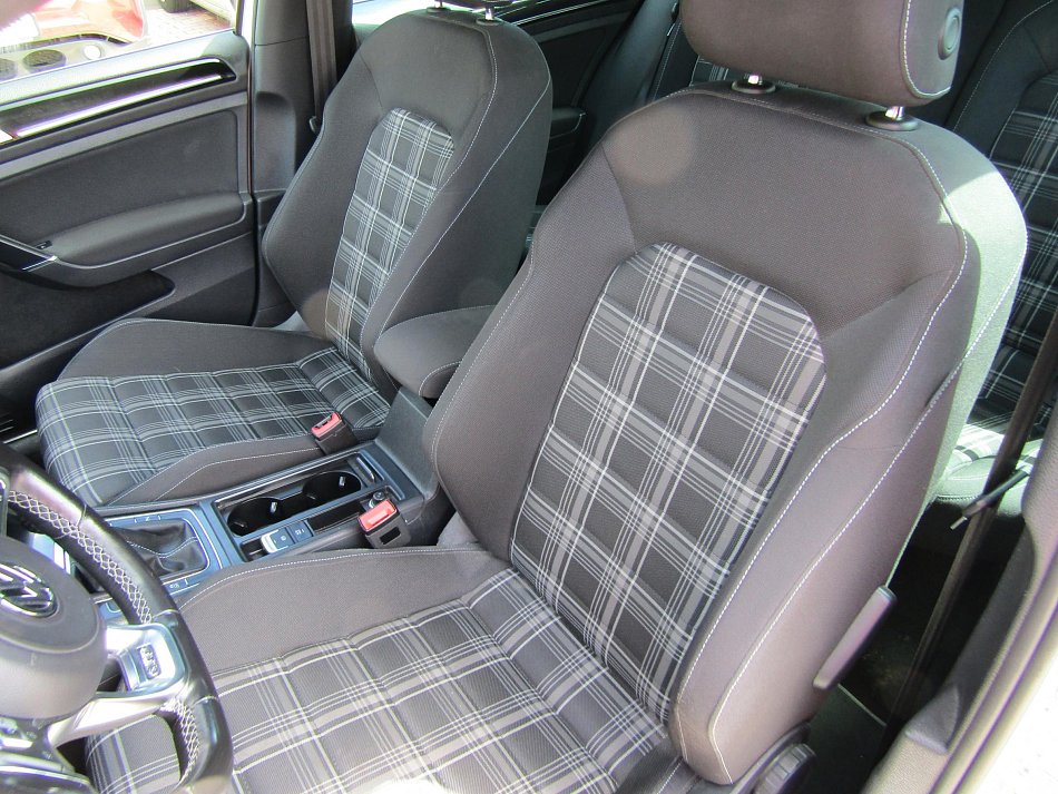 Volkswagen Golf 2.0 TDi 