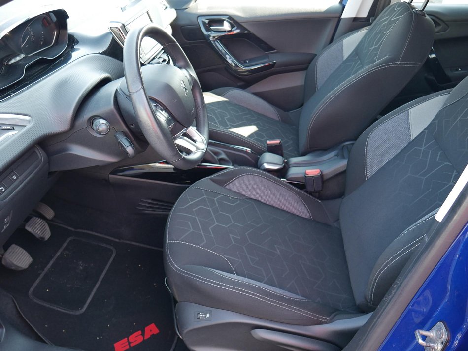 Peugeot 2008 1.2i 