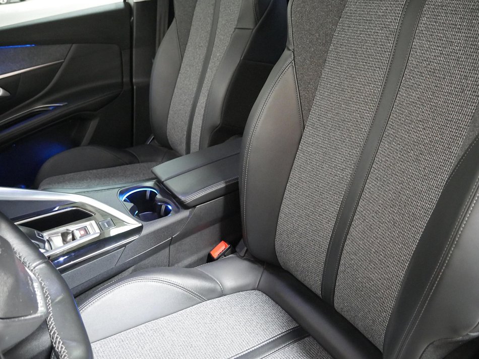 Peugeot 5008 1.2 PT Allure 7míst