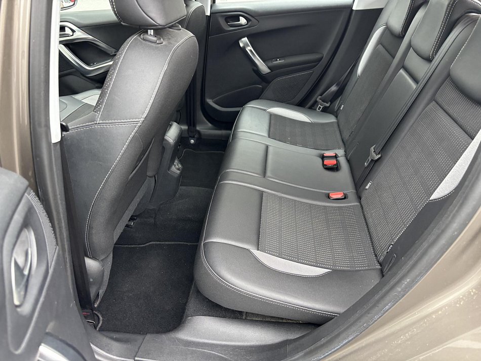 Peugeot 2008 1.2i Allure