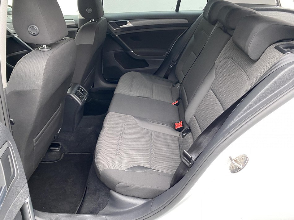 Volkswagen Golf 1.0TSI 