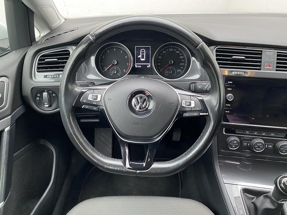 Volkswagen Golf 1.0TSI 