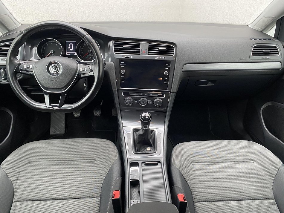 Volkswagen Golf 1.0TSI 