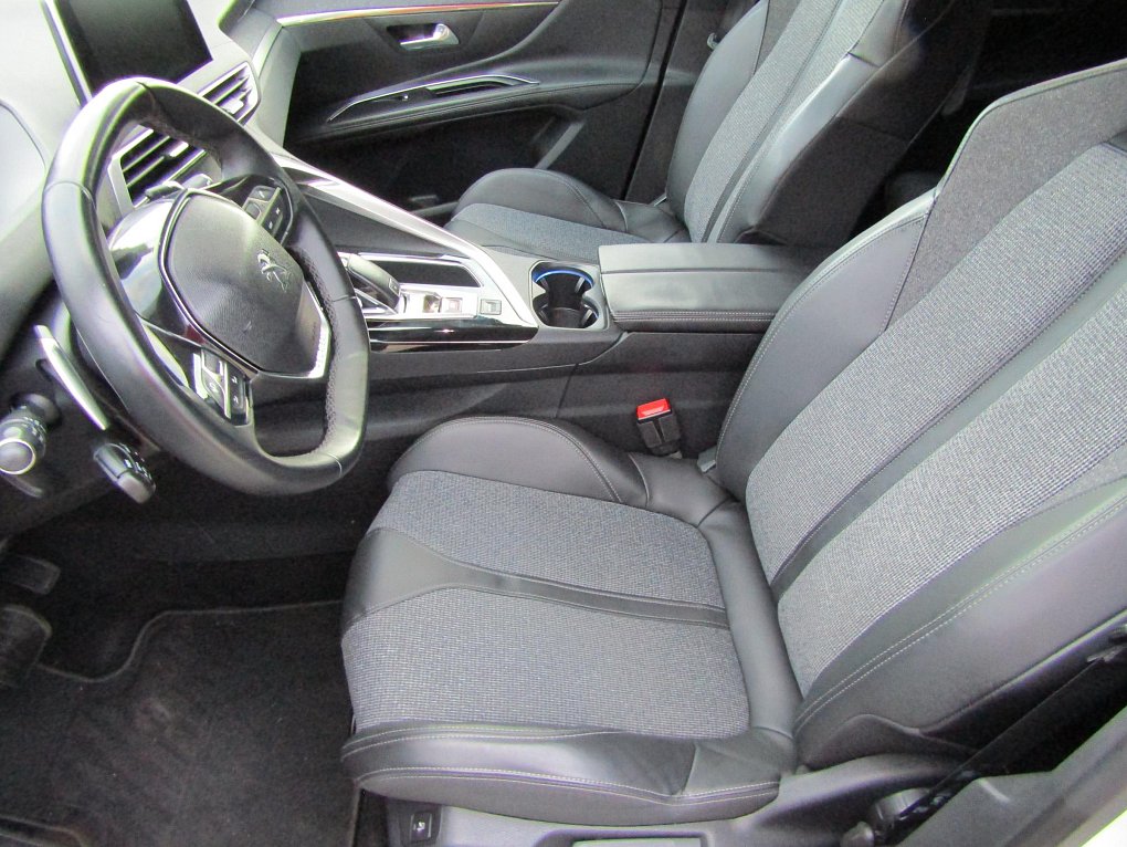 Peugeot 5008 1.2 PT Allure 7míst