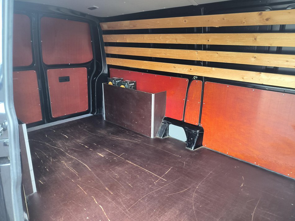 Volkswagen Transporter 2.0TDi  L2H1