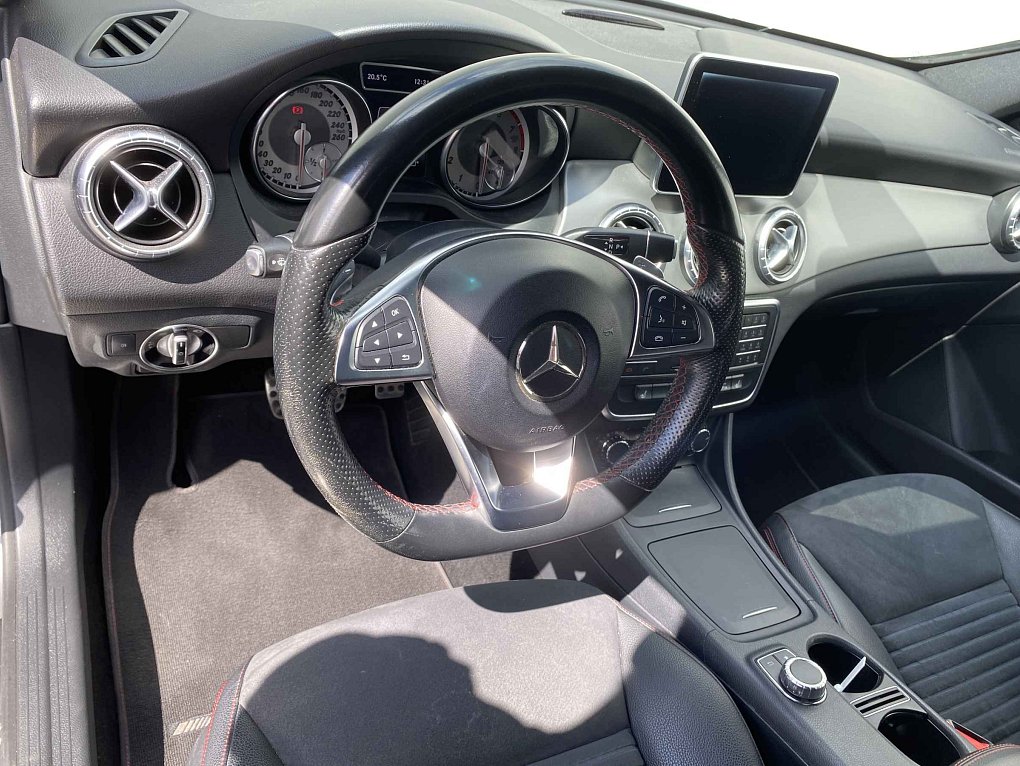 Mercedes-Benz CLA 2.0 i  250