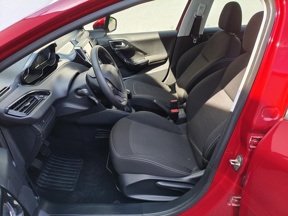 Peugeot 208 1.2i 