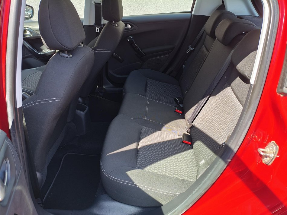 Peugeot 208 1.2i 