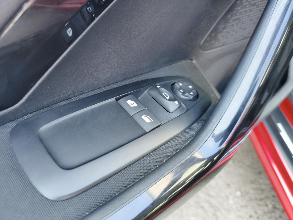 Peugeot 208 1.2i 