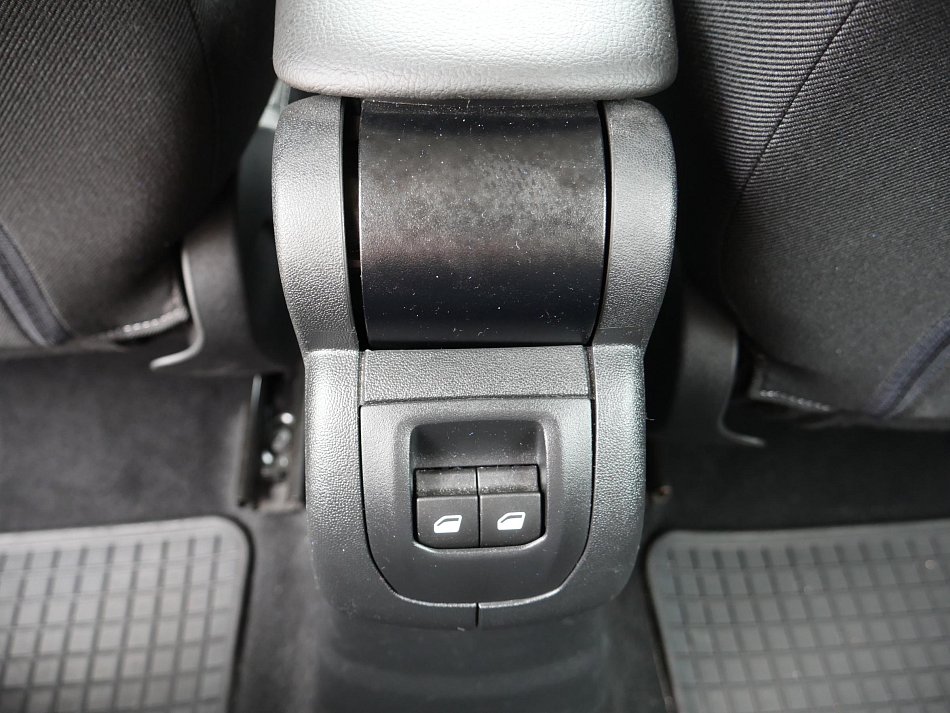 Peugeot 301 1.6 i 