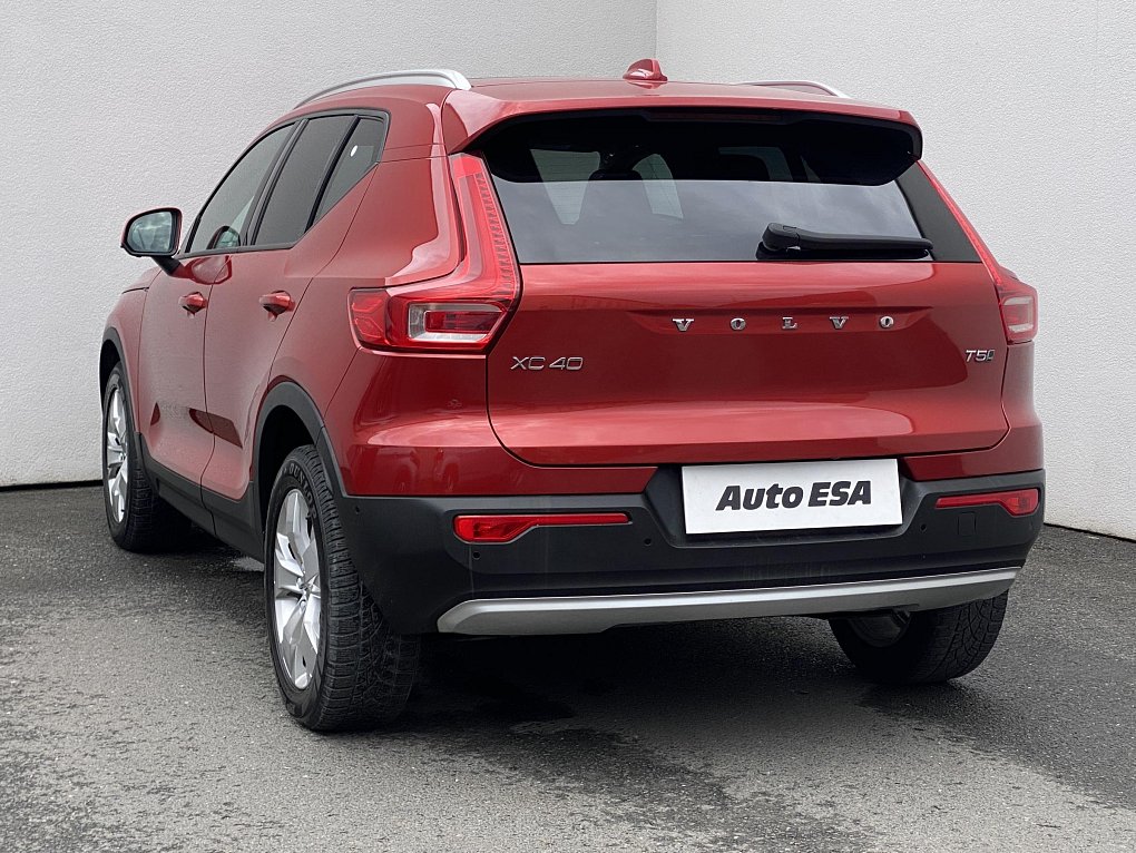 Volvo XC40 2.0T5 Momentum AWD