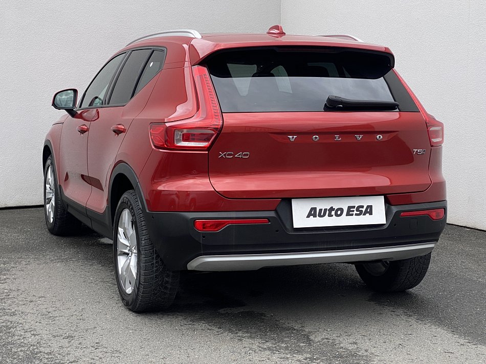 Volvo XC40 2.0T5 Momentum AWD