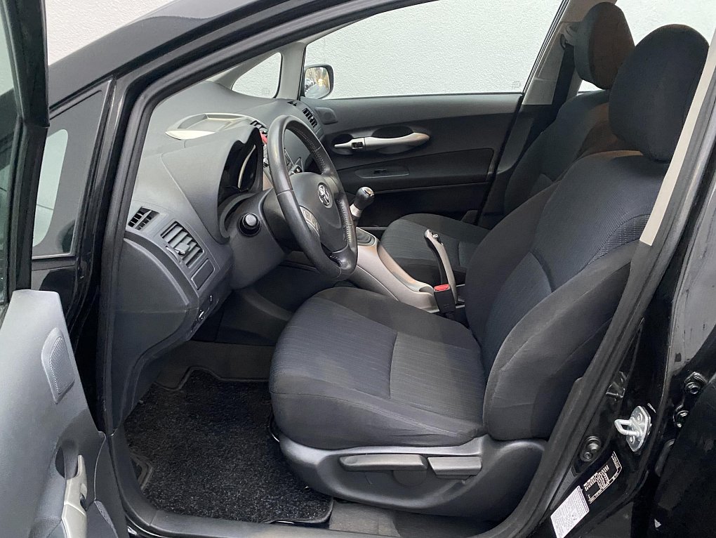 Toyota Auris 1.3i Team