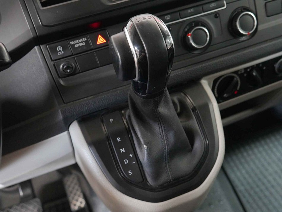 Volkswagen Transporter 2.0TDi  L2 9míst