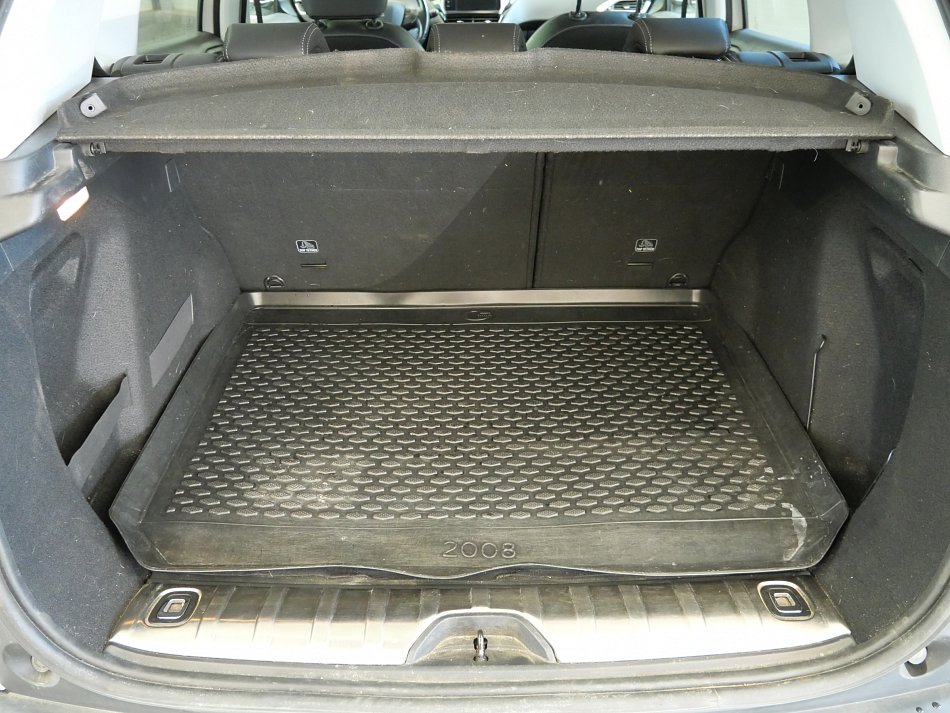 Peugeot 2008 1.2 i 