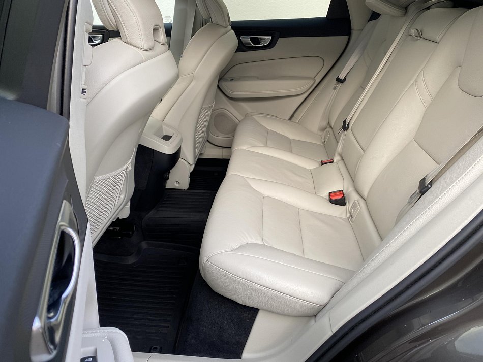 Volvo XC60 2.0 B4 Momentum AWD