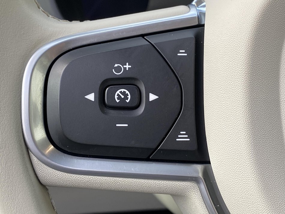 Volvo XC60 2.0 B4 Momentum AWD