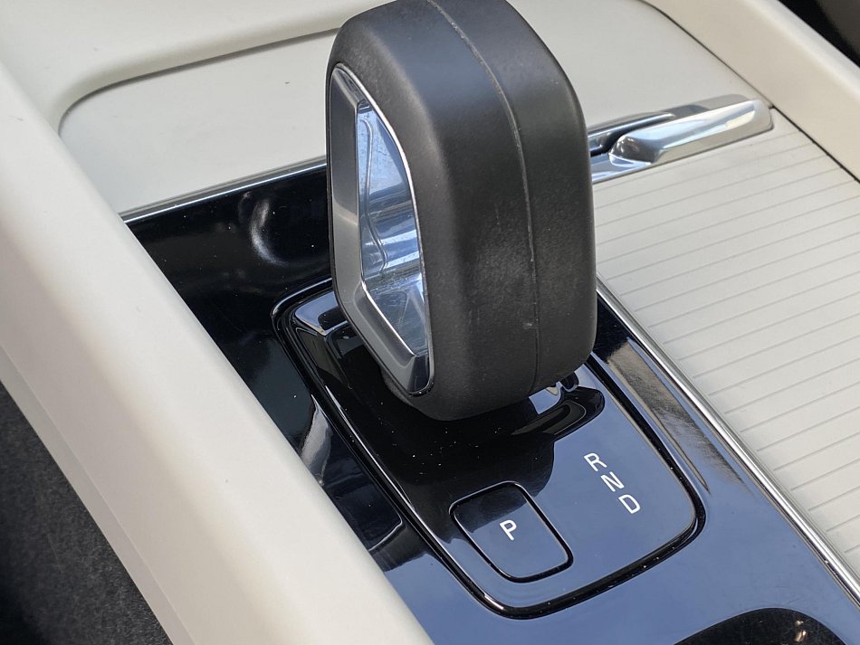 Volvo XC60 2.0 B4 Momentum AWD