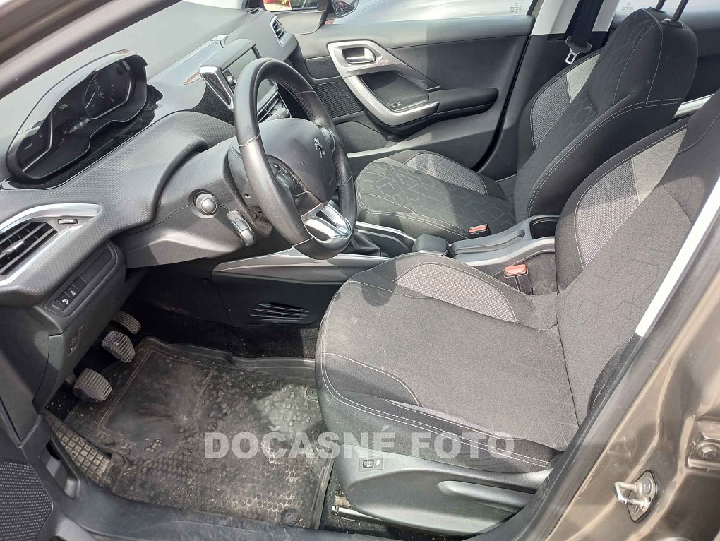 Peugeot 2008 1.2 i 