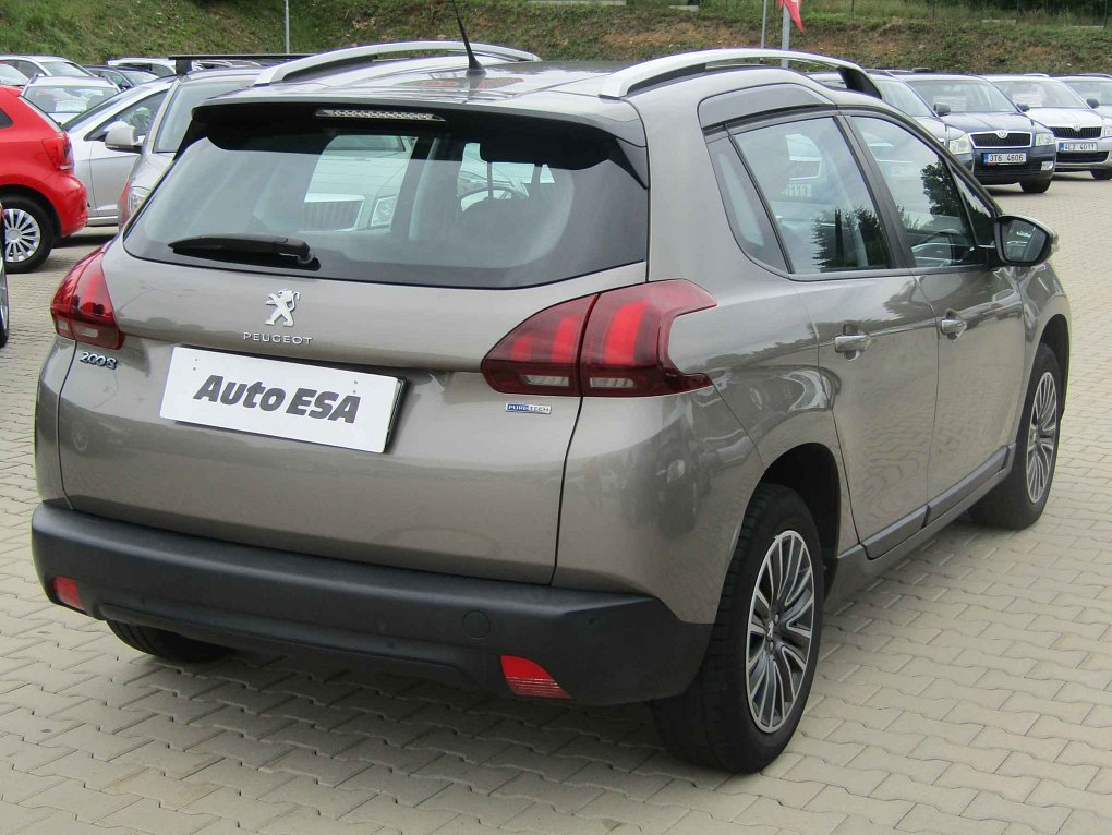Peugeot 2008 1.2 i 
