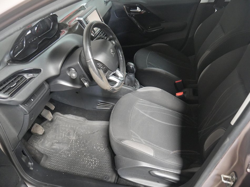Peugeot 208 1.2i 