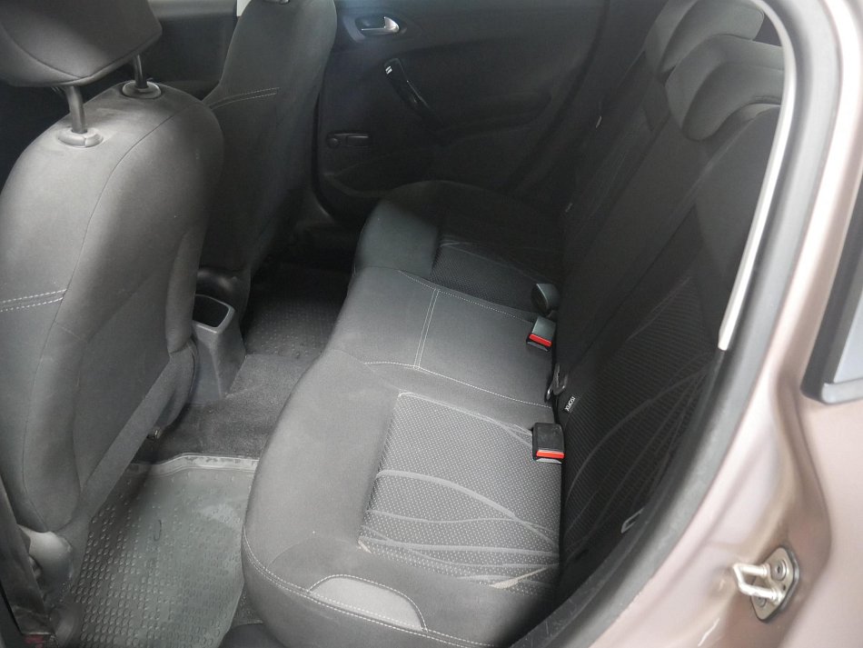 Peugeot 208 1.2i 