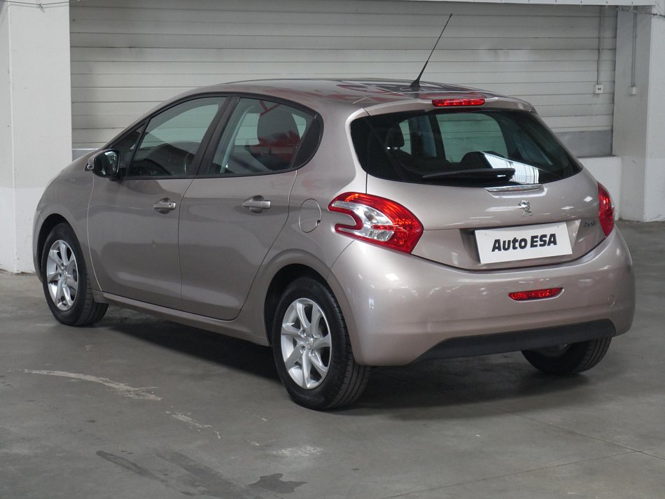 Peugeot 208 1.2i 