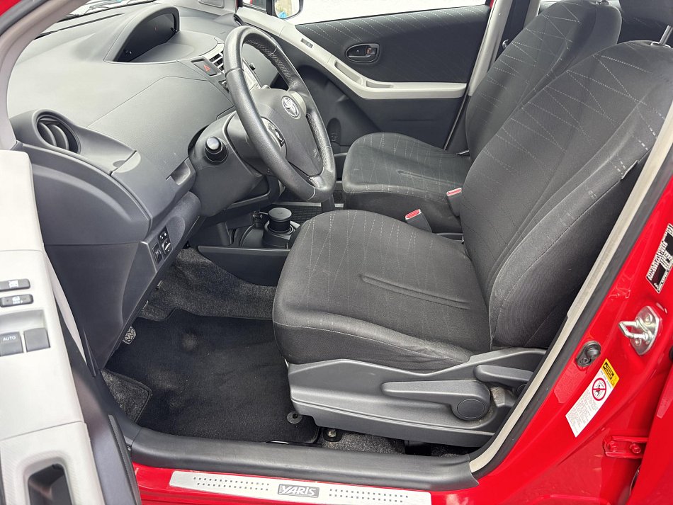 Toyota Yaris 1.0i Team