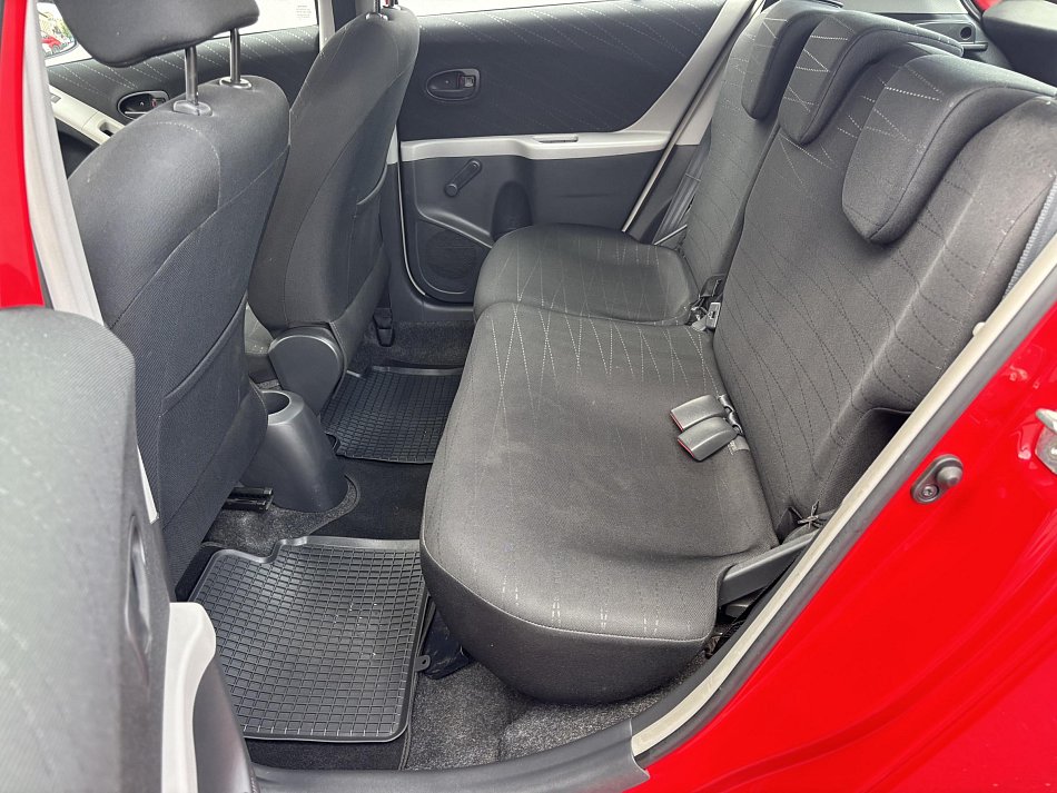 Toyota Yaris 1.0i Team