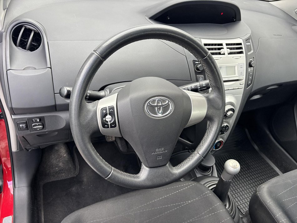 Toyota Yaris 1.0i Team