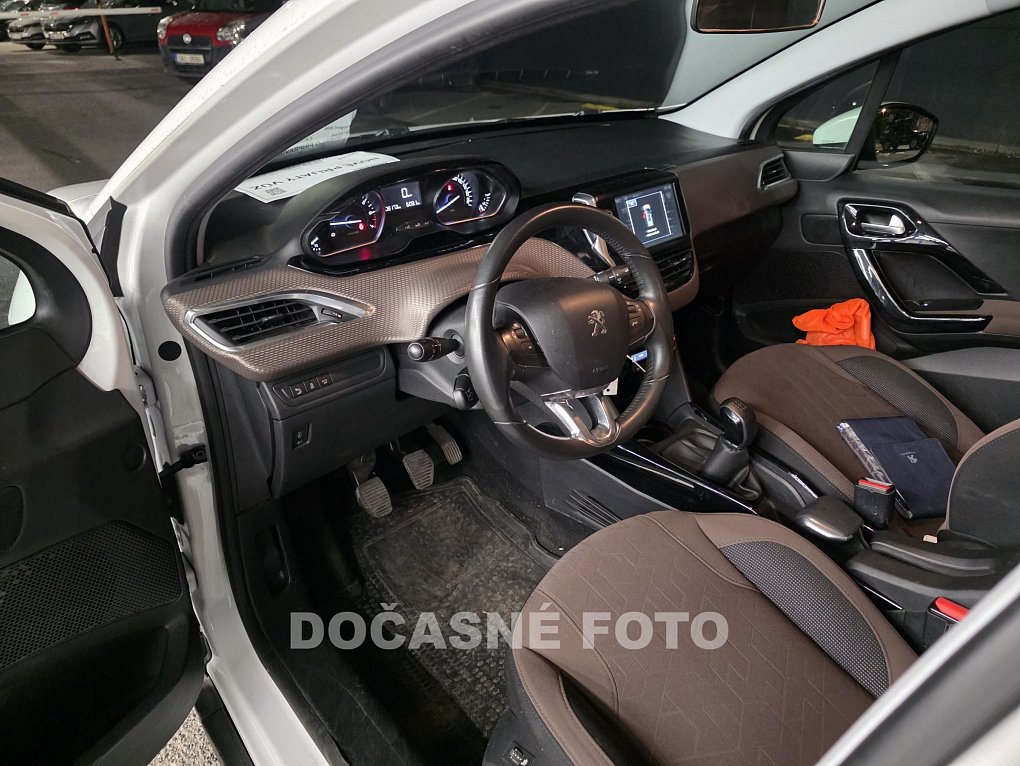 Peugeot 2008 1.2i 