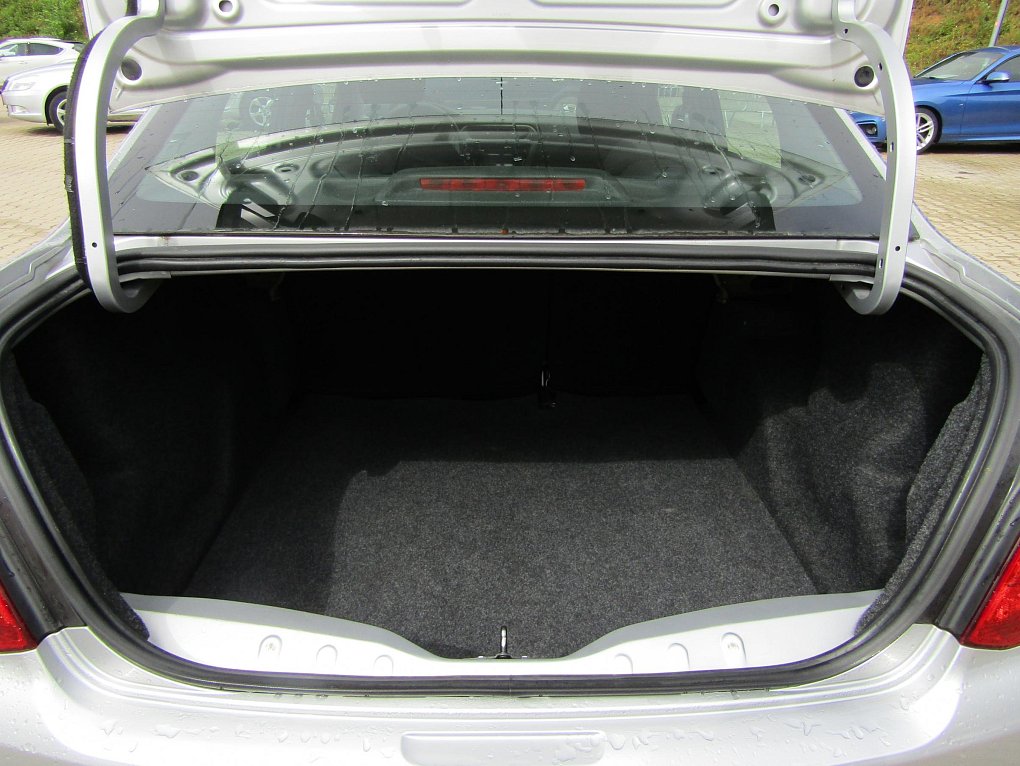 Peugeot 301 1.6 i 
