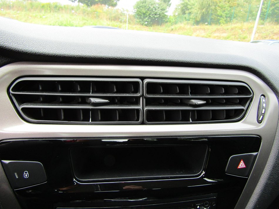 Peugeot 301 1.6i 