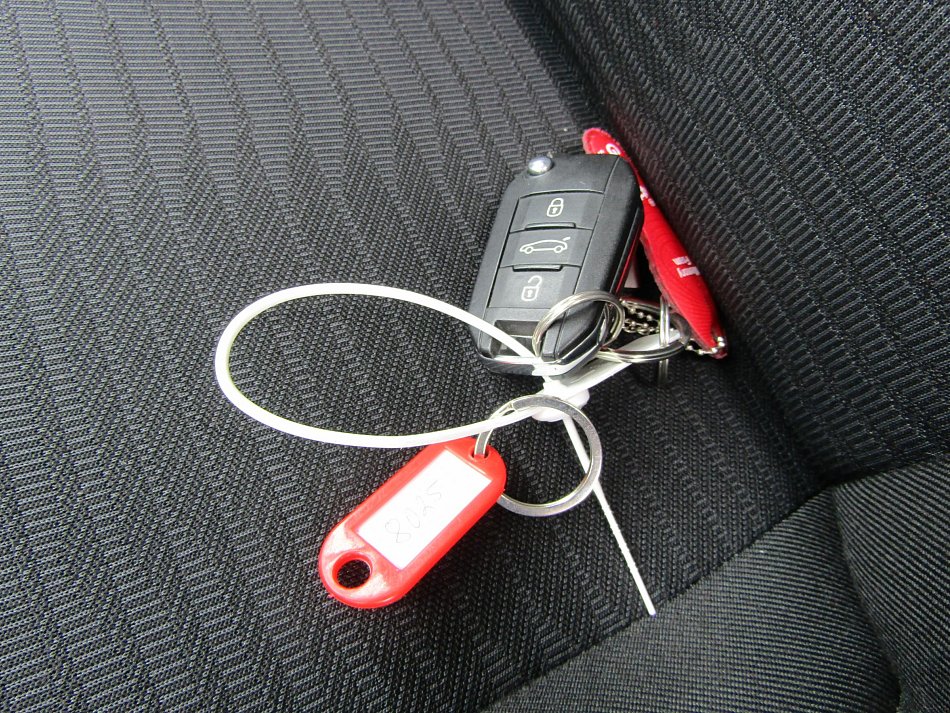 Peugeot 301 1.6i 