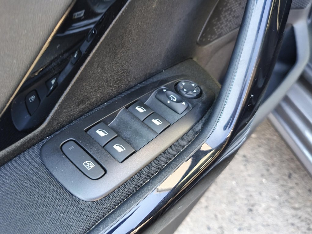 Peugeot 208 1.2PT  TechEDITION