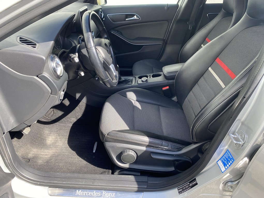 Mercedes-Benz Třída A 1.6i Sport A180