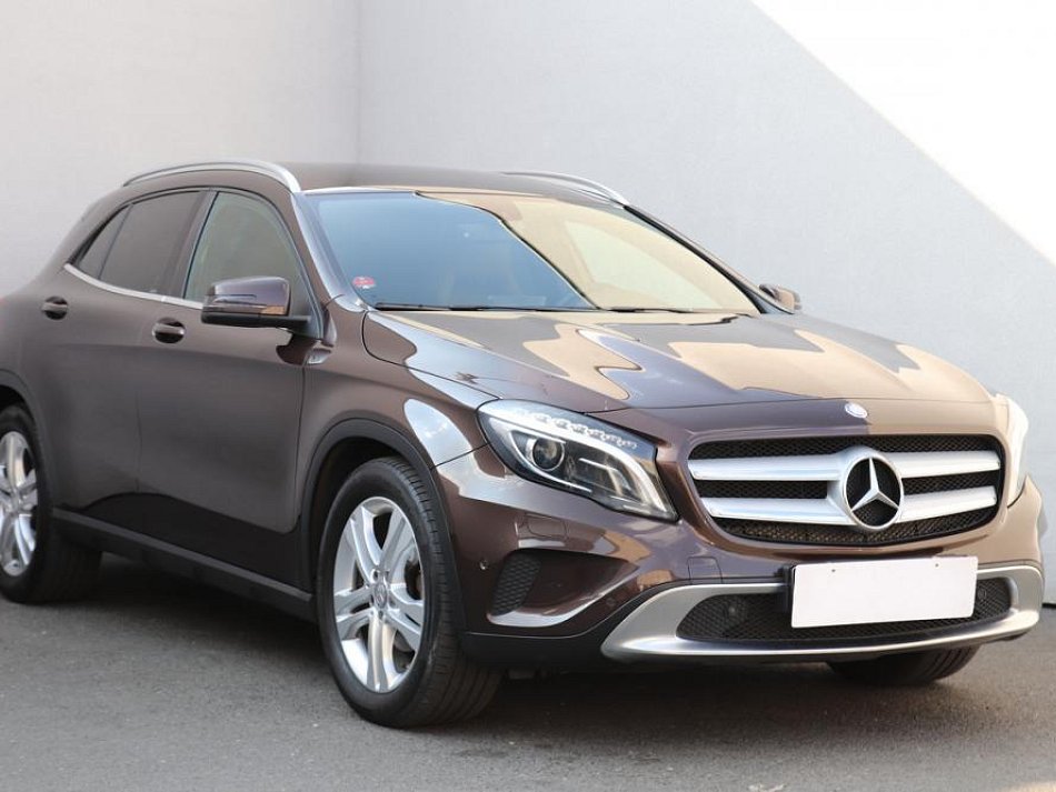 Mercedes-Benz GLA 1.6i  GLA180