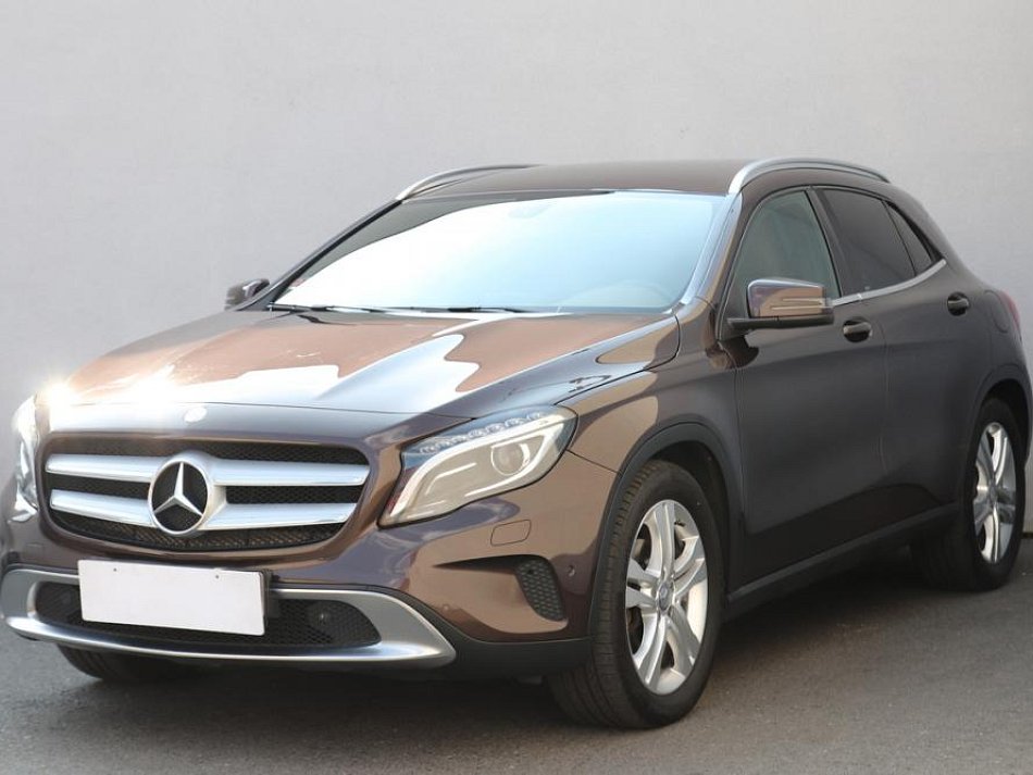 Mercedes-Benz GLA 1.6i  GLA180