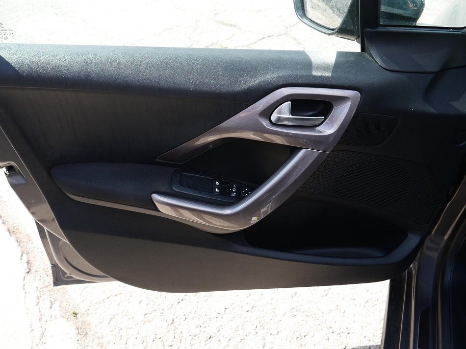 Peugeot 2008 1.2i 