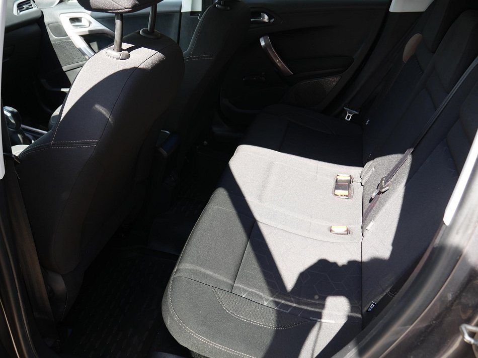 Peugeot 2008 1.2i 
